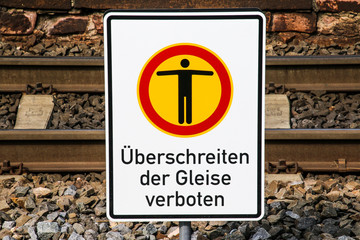 Überschreiten der Gleise verboten