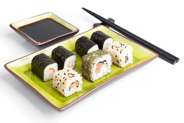 Verschiedenes Sushi angerichtet auf einem Teller