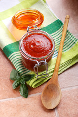 Fototapeta premium salsa di pomodoro fatta in casa nel barattolo di vetro