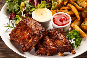 Tasty grilled ribs with vegetables