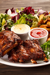 Tasty grilled ribs with vegetables