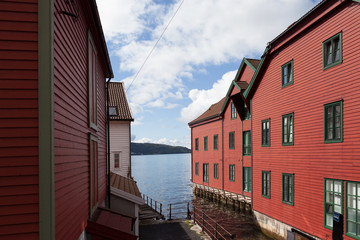 Fototapeta na wymiar Домики в Бергене, выступающие фундаментом в залив. Норвегия.