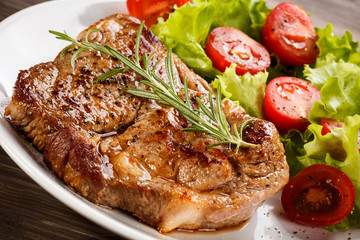 Grilled steak and vegetable salad