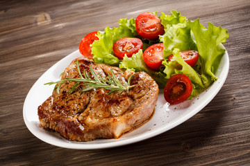 Grilled steak and vegetable salad