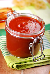 salsa di pomodoro fatta in casa nel barattolo di vetro