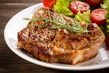 Grilled steak and vegetable salad