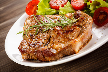Grilled steak and vegetable salad