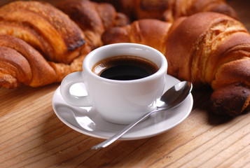 tazza di caffè espresso con brioche