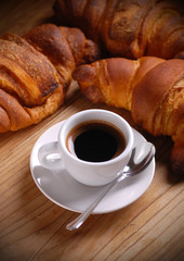 tazza di caffè espresso con brioche