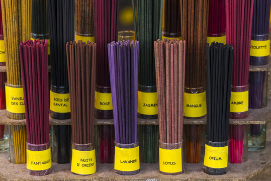Batonnets d'encens sur un &eacute;talage au march&eacute;.