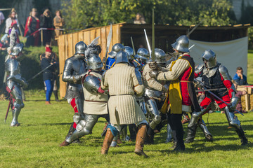 Combat de chevaliers en armure - Spectacle médiéval et moyen-