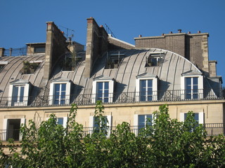 Toit en zinc et chambre de bonnes d'immeuble de Paris - obrazy, fototapety, plakaty