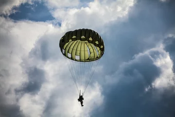 Tuinposter Parachutist in de oorlog © Tuomas Kujansuu