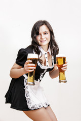 sexy, junge Frau in Dirndl mit Biergläsern