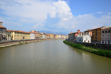 Fototapeta na wymiar Fiume Arno e Santa Maria della Spina in Pisa, Italy