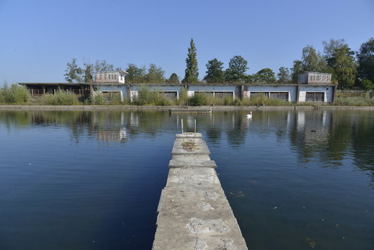 L'un des pontons de l'immense piscine de Hofstade