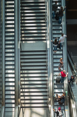 Menschen auf der Rolltreppe