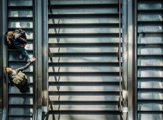 Reisende auf Rolltreppe