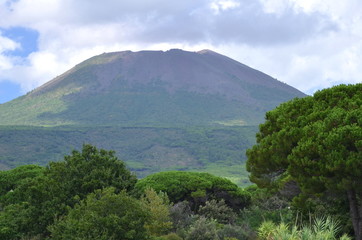 Potężny majestatyczny wulkan Wezuwiusz w południowych Włoszech - obrazy, fototapety, plakaty