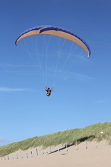 Paraglider an der Küste