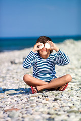 Мальчик на берегу моря