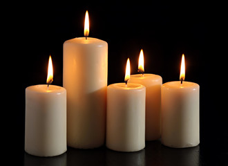 Fototapeta na wymiar six candles on a black background.
