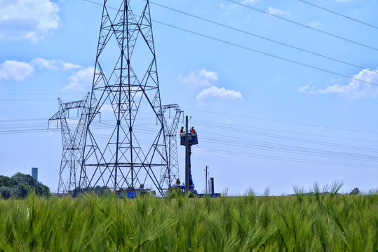 ligne electrique basse et moyenne tension en travaux