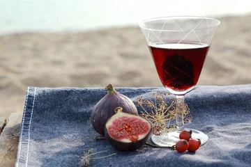 Fototapeten Figs and red wine © laciatek