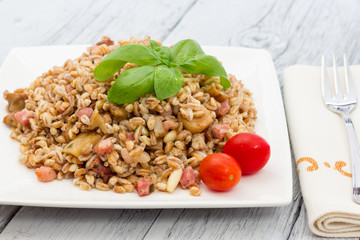 Spelt with mushrooms and bacon