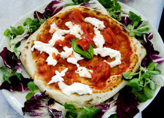 Pizza margherita con mozzarella di bufala