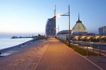Fototapeta na wymiar Bremerhaven - Promenade am Abend