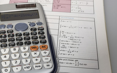Mathebuch und Taschenrechner 00050
