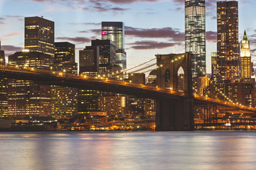 Obraz premium Brooklyn Bridge i Downtown Skyscrapers w Nowym Jorku o zmierzchu