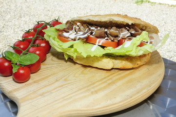 Panino kebab su tagliere con pomodorini