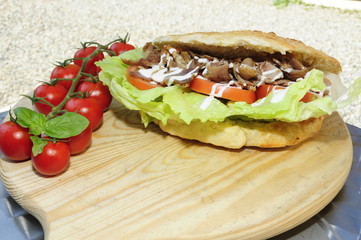 Panino kebab su tagliere