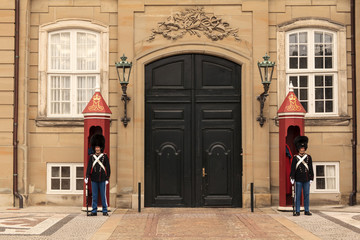 königliche Wache am Schloss Amalienborg in Kopenhagen - obrazy, fototapety, plakaty