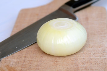 Zwiebel auf Schneidbrett