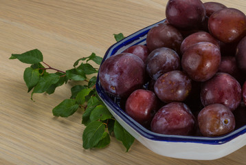 Obraz premium Plums in the bowl