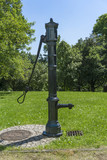 "Brunnen mit Handpumpe 00956" Stockfotos und lizenzfreie Bilder auf
