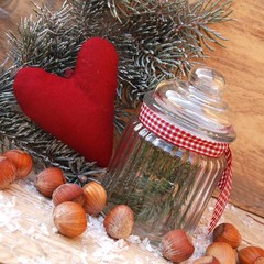 Weihnachtsdekoration Glas mit Herz und Haselnüssen