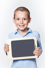 Niedlicher Junge hält leere Tafel Tablett