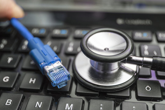 Laptop-Tastatur und Netzwerkkabel 07694
