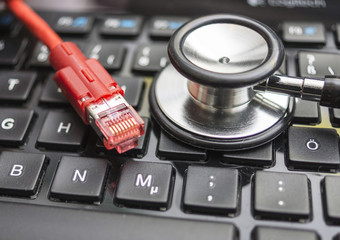 Laptop-Tastatur und Netzwerkkabel 07695