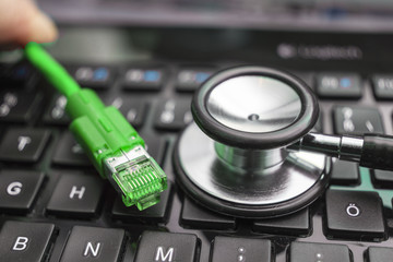 Laptop-Tastatur und Netzwerkkabel 07694