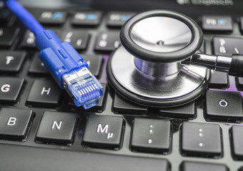 Laptop-Tastatur und Netzwerkkabel 07695