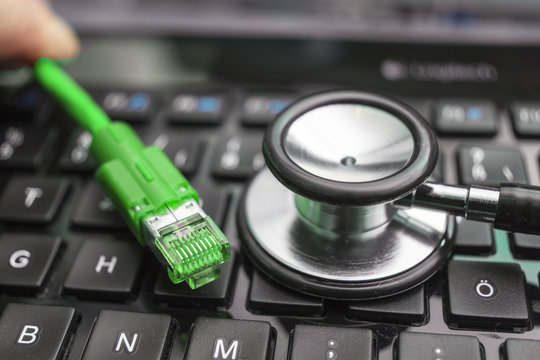 Laptop-Tastatur und Netzwerkkabel 07694