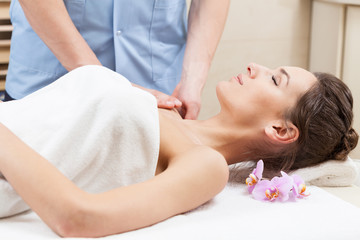 Obraz na płótnie Canvas Arm massage in spa