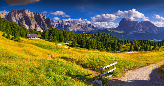 Panorama of the Pizes de Cir ridge and Sassolungo (Langkofel) mo