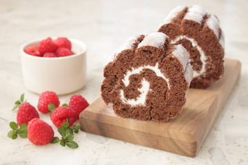 ロールケーキとラズベリー