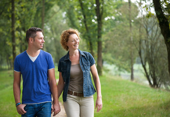 Obraz premium Happy couple walking together outdoors